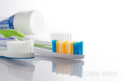 白色背景上的牙刷与牙膏 守护口腔卫生的日常伴侣