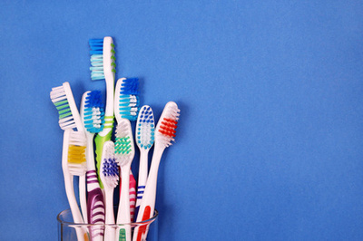 蓝色背景牙刷和牙线 口腔卫生的守护者